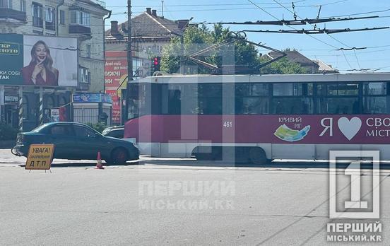 У Кривому Розі неподалік ринку на Соцмісті Daewoo влетів під трамвай