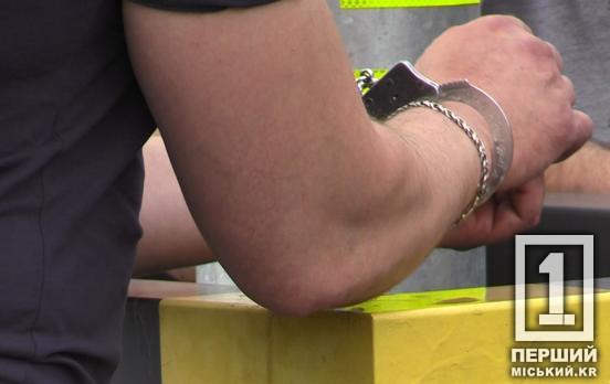 Завдав матері кілька десятків жорстоких ударів та залишив напризволяще: у Кривому Розі судили чоловіка, що не втримав кулаків