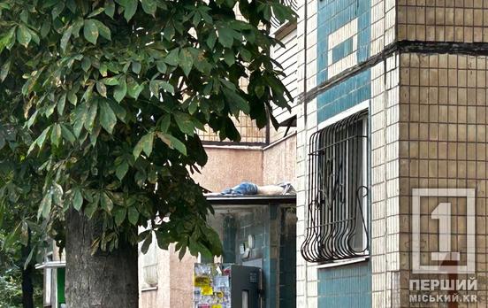 Лежав на даху входу до під’їзду: на Вечірньому знайшли тіло чоловіка