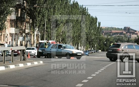 Поворачивал налево со средней полосы: на Пионере столкнулись Славута и Geely