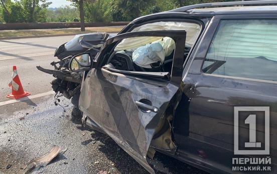 Капот розтрощило в «м'ясо»: на Володимира Великого у Кривому Розі аварія з Seat та Skoda