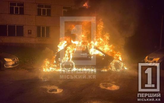 Вогняний стовп та обвуглені залишки: на Східному та Соцмісті вночі згоріли дві автівки