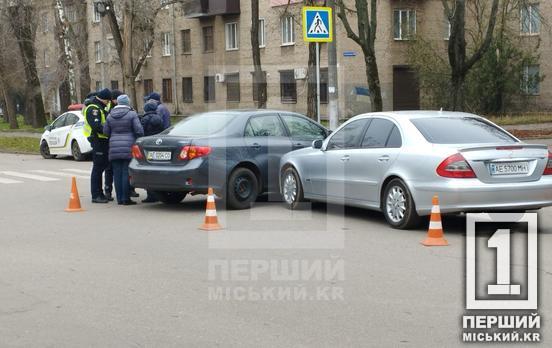 Автомобили заблокировали часть перекрестка: в Металлургическом районе Кривого Рога столкнулись Toyota и Mercedes