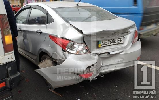 Пошкодження від удару у обох: на проспекті Миру бус «загальмував» у багажник Hyundai