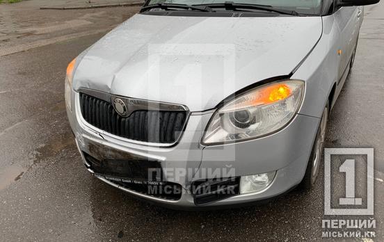 Не розминулися: біля зупинки «Перший Міський» зіткнулися Skoda і Renault