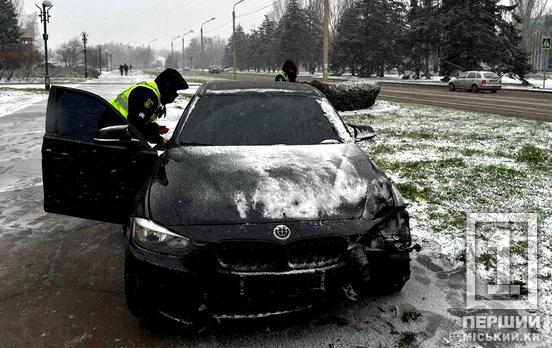 Мав згадати про зимову «перевзувачку» раніше: біля «Мурашника» керманич BMW не впорався з керуванням та зніс знак