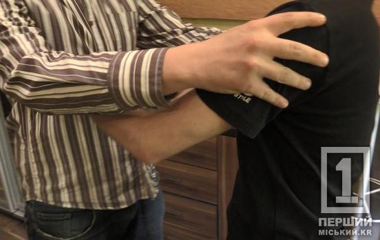 Отримав поштовх у спину і не стримався: криворіжець отримав вирок суду за те, що розпустив кулаки