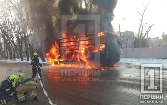Гасили спільним силами: у Кривому Розі палала фура