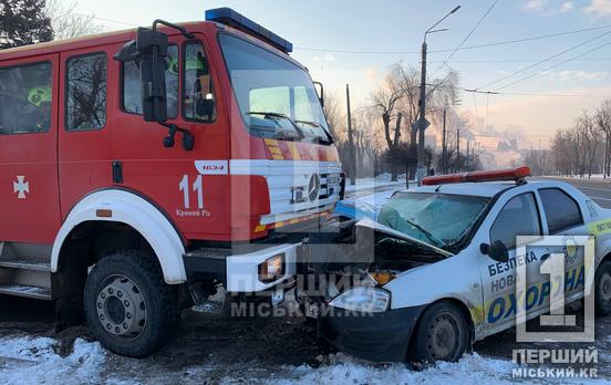 Лобовий удар: у Металургійному районі Кривого Рогу Dacia в’їхала в авто рятувальників
