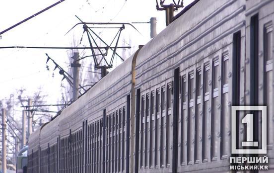 Екстремальна негода і адреналін від мандрівки: на вагон потяга Запоріжжя-Львів впало дерево