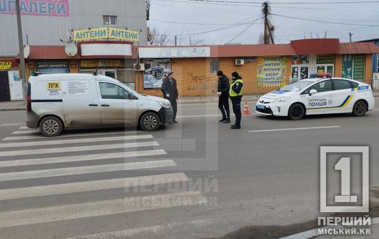 Аварія біля ринку: Renault збив жінку на переході
