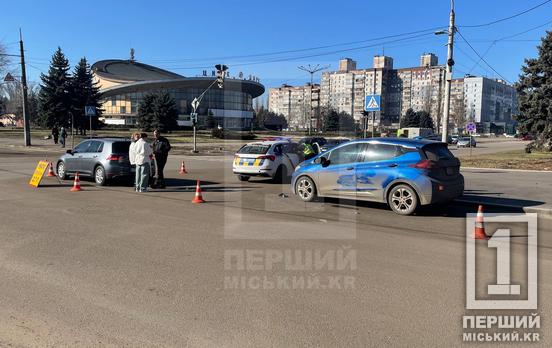 Водійка не відчула габаритів: у Кривому Розі притерлися боками Volkswagen і Chevrolet