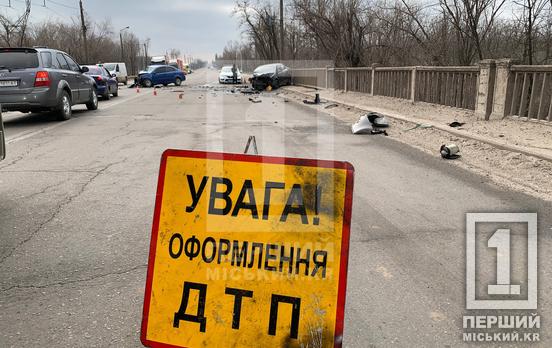 ДТП на мосту у Кривому Розі: Chevrolet та Volkswagen зіткнулися лоб у лоб