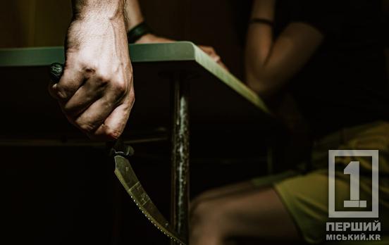 Конфлікт закінчився госпіталізацією та арештом: у Центрально-Міському районі чоловік штрикнув ножем співмешканку