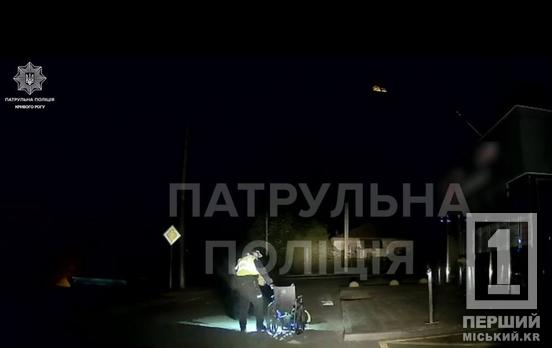 Не міг попросити допомоги: у Кривому Розі патрульні допомогли маломобільному чоловіку