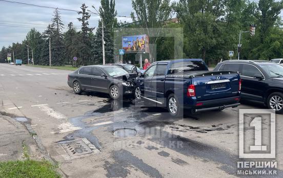 Зіштовхнулися лоб у лоб: на перехресті біля криворізького цирку не розминулися SsangYong та Skoda
