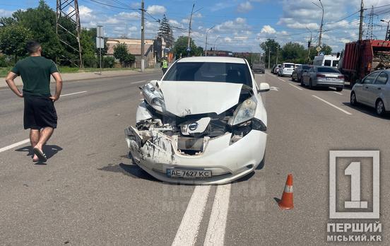 Не помітив маневру: у Кривому Розі на Вільної Ічкерії Nissan врізався в мікроавтобус