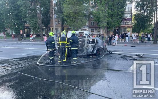 Стовп диму над дорогою: у Кривому Розі на проспекті Миру згорів Volkswagen, є постраждалі