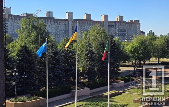 Символ спільної боротьби: у Кривому Розі підняли кримськотатарський прапор
