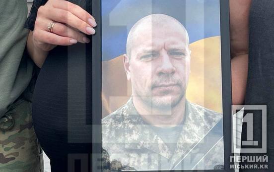 Доця ніколи не побачить татка: у Кривому Розі провели в останню путь старшого солдата Михайла Степурка