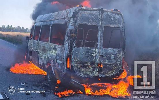 Ворожий дрон влучив у рейсовий мікроавтобус на Дніпропетровщині: серед поранених підліток