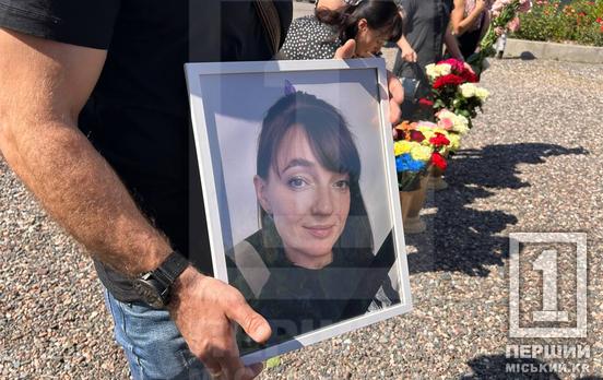 У Кривому Розі попрощалися з Діаною Паславською, яка загинула під час удару по «Сонячній галереї»