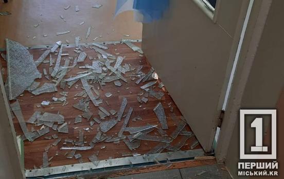 Криворізькі поліцейські охорони затримали чоловіка, який пошкодив вікно та двері лікарні в Жовтих Водах