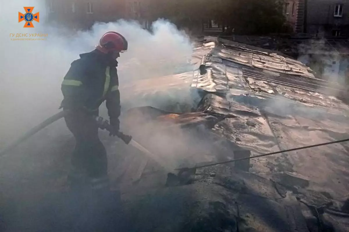 У Кривому Розі вогнеборці гасили пожежу у господарчих спорудах