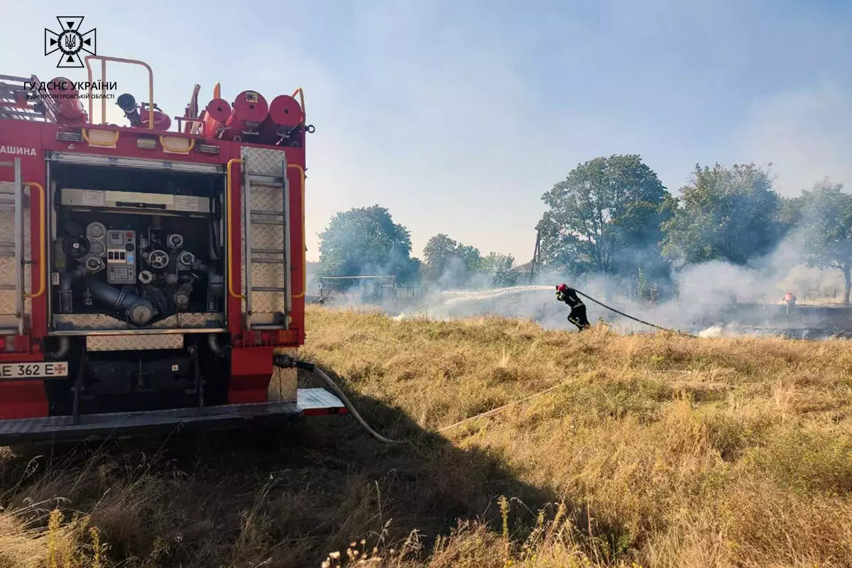 64 пожежі за добу: не нищити природу та не наражати на небезпеку себе та оточуючих закликали рятувальники Дніпропетровщини
