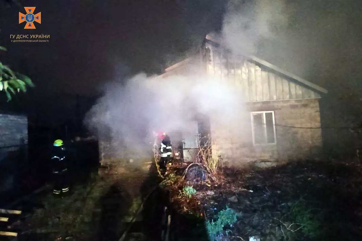 Згоріло майно та дах: у Кривому Розі рятувальники гасили одноповерховий будинок