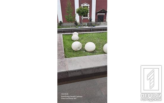 В Кривом Роге вандалы испортили конструкции фонтана и клумб у братской могилы