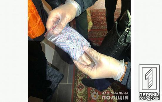 Правоохоронці Кривого Рогу виявили вдома у трьох іноземців понад 500 трубочок з наркотиками та боєприпаси
