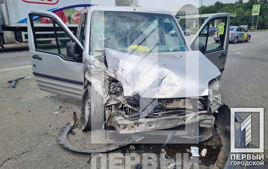 У Кривому Розі на об’їзній зіткнулися два автомобілі, постраждалих забрали до лікарні