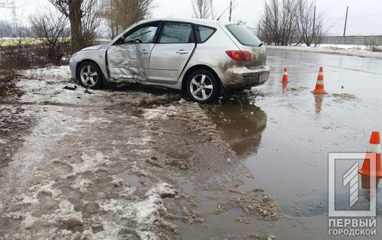 На объездной дороге в Кривом Роге автомобиль врезался в дерево, пострадал водитель