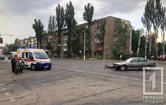 В Кривом Роге BMW столкнулся с мотоциклом, пострадал водитель двухколёсного