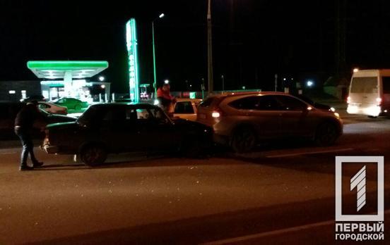 В Кривом Роге легковушка не поделила дорогу с паркетником