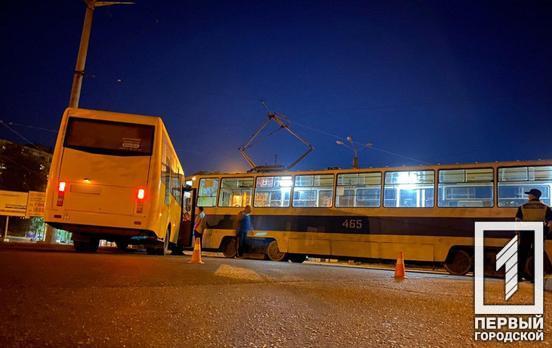 В Кривом Роге трамвай столкнулся с маршруткой, никто не пострадал