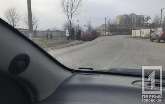 В Кривом Роге легковушка перевернулась и вылетела на обочину