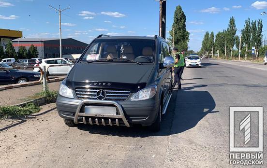 В Кривом Роге микроавтобус сбил женщину, которая переходила дорогу в неположенном месте