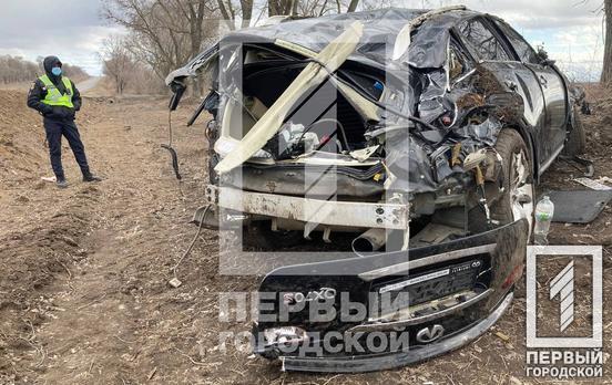 На трассе по направлению из Кривого Рога в Днепр элитная иномарка слетела в кювет, есть пострадавшие