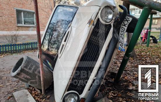 В Кривом Роге машина едва не влетела в дом и перевернулась на бок