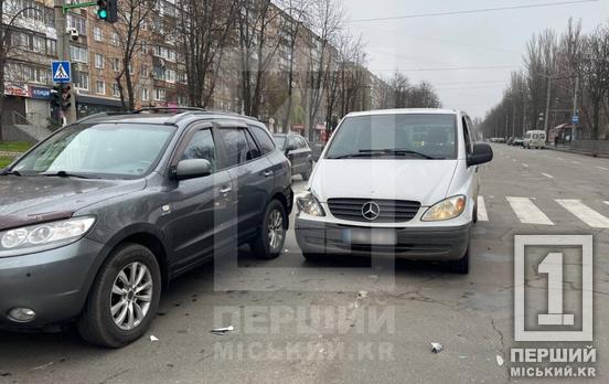 Произошли опасные маневры: на проспекте Мира в Кривом Роге не поделили дорогу Hyundai и Mercedes