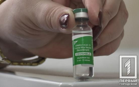 Незабаром в Україні невакцинованих від COVID-19 медиків, комунальників та співробітників місцевого самоврядування будуть відсторонювати від роботи