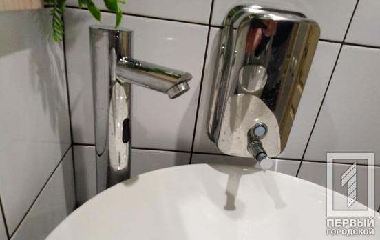 В связи с аварийными работами на водоводах некоторым жителям Кривого Рога ограничили подачу питьевой воды, – адреса