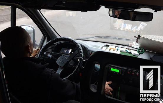 В Кривом Роге водителя маршрутки засекли за просмотром фильма за рулём