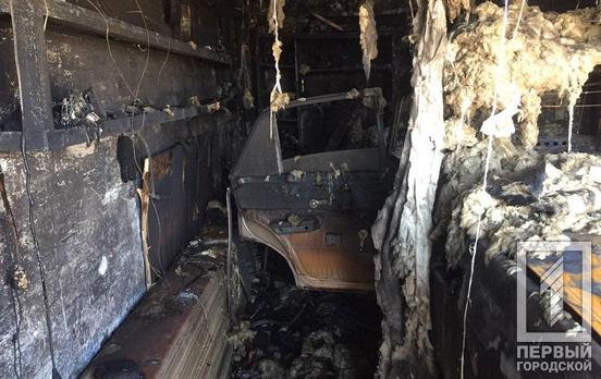 Ночью в Кривом Роге загорелся гараж с автомобилем