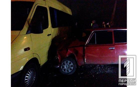 В Кривом Роге столкнулись маршрутка и легковушка, есть пострадавшие