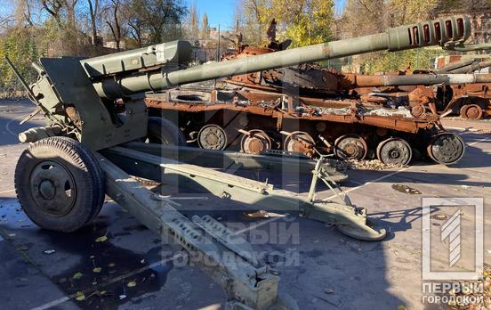 Виставка знищеної ворожої техніки у Кривому Розі поповнилася новим експонатом