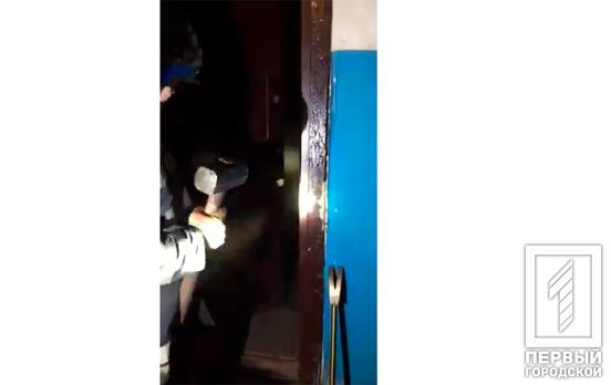 Крепко спал: в Кривом Роге спасатели помогли родителям, сын которых долго не открывал дверь