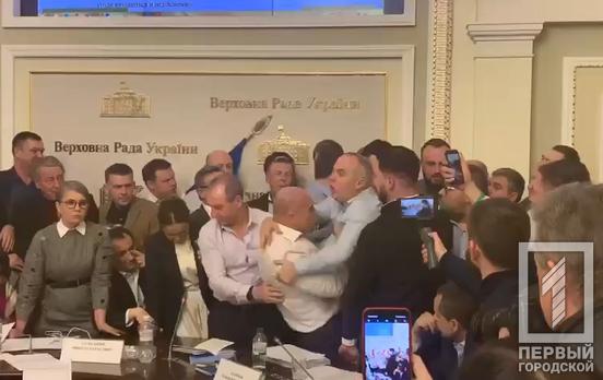 Во время обсуждения скандального законопроекта о рынке земли подрались нардепы трёх фракций